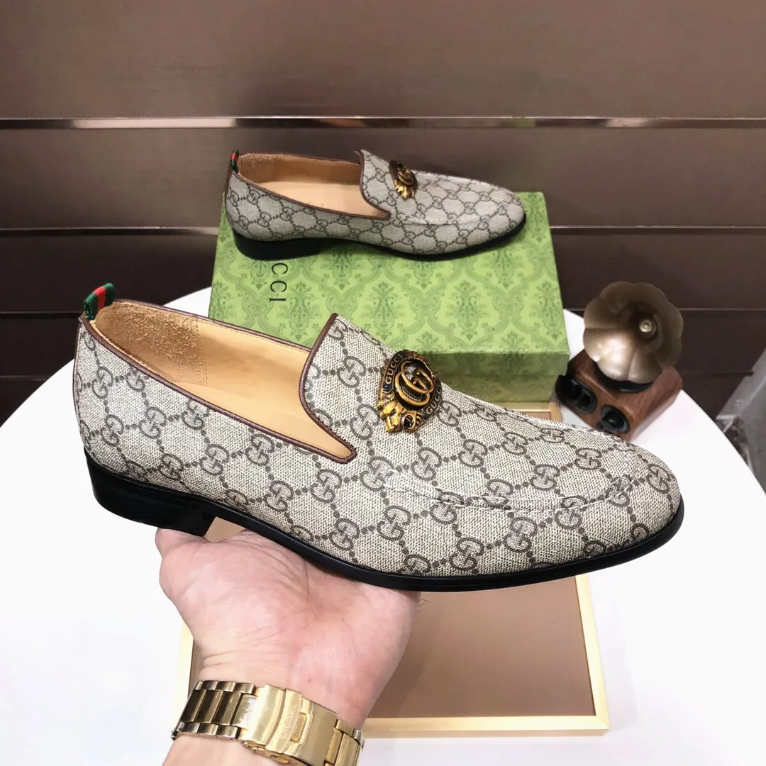 Men's shoes💰500💰Italy's top luxury men's shoe giant (GUCCI) (Gucci) (full cowhide lining) new arrival🍃Original European style🔰 Pleasant to the eye😍In order to make the shoes more durable and non-deformable🌀The production continues to follow traditional methods but there is still no lack of innovation💪Choose original sheepskin for the leather♻️ Smooth and natural And extra bright ⭐Made of imported cowhide, the first choice of rich people 38-45 (45 customized)